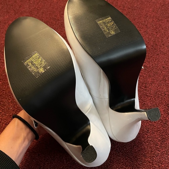 White, Size 10, Pleasers - Picture 3 of 5
